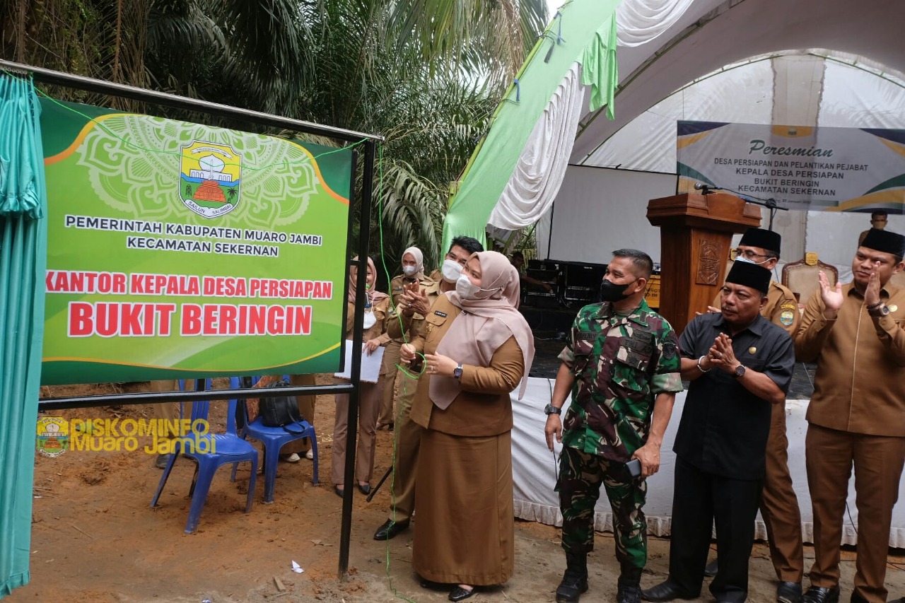 Bupati Masnah Melantik Pj Kepala Desa Persiapan Bukit Beringin