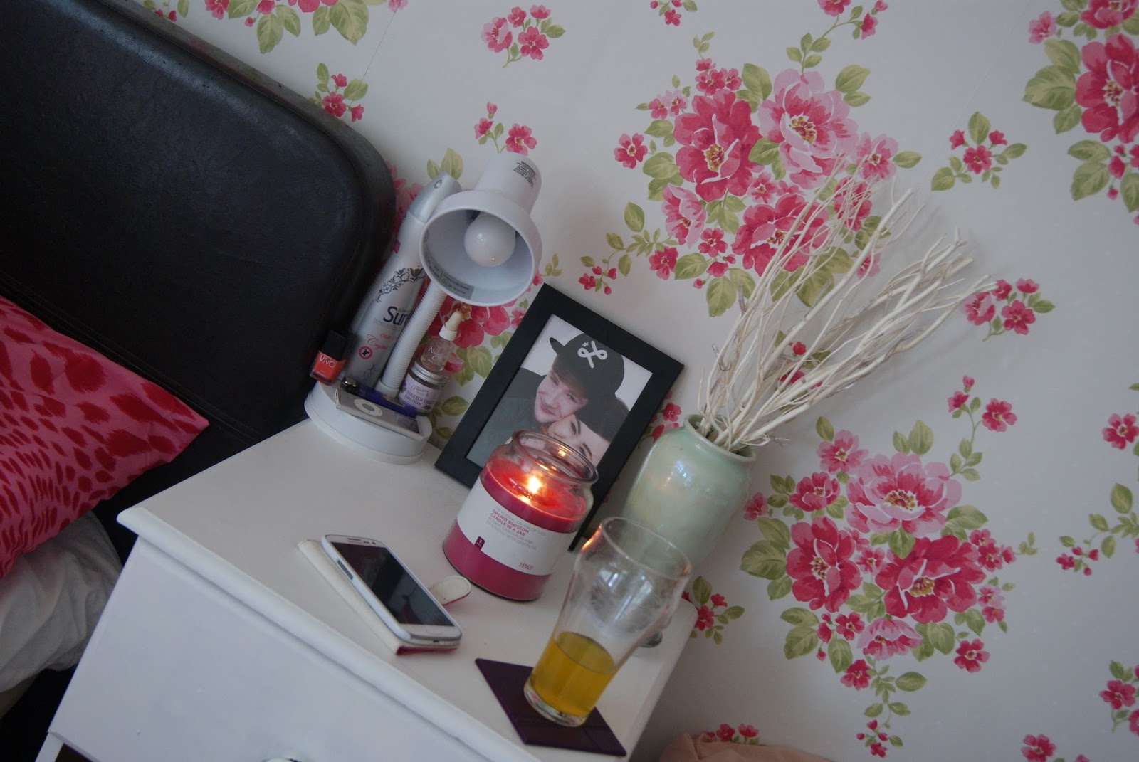 Here is just a before and after photo of my desk, how cute did it come ...