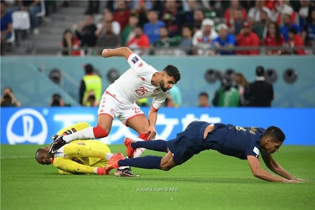 وكالة البيارق الإعلامية ودع منتخب تونس منافسات كأس العالم بانتصار تاريخي وشرفي أمام فرنسا حامل اللقب، مساء اليوم الأربعاء، ضمن منافسات المجموعة الرابعة. سجل وهبي الخزري هدف المباراة الوحيد في الدقيقة 58 رفع نسور قرطاج رصيدهم إلى 4 نقاط في المركز الثالث، ولم يكن هذا الانتصار الثمين كافيا لتأهلهم للدور الثاني لفوز أستراليا على الدنمارك بهدف دون رد. تجمد رصيد المنتخب الفرنسي عند 6 نقاط ليتأهل في الصدارة متفوقا بفارق الأهداف عن أستراليا، بينما تذيل منتخب الدنمارك الترتيب برصيد نقطة واحدة.    دفع ديديه ديشامب المدير الفني لمنتخب فرنسا بالصف الثاني، حيث أجرى عدة تغييرات على التشكيل الأساسي، وغير مراكز بعض اللاعبين مثل كامافينجا الذي شارك كظهير أيسر. وسار جلال قادري مدرب تونس على نفس النهج ببعض التعديلات على التشكيل الأساسي، سعيا لمجازفة هجومية لتحقيق فوز ينافس به على التأهل للدور الثاني. كان منتخب تونس الأفضل والأكثر نشاطا على المرمى الفرنسي، حيث سجل نادر الغندري هدفا في شباك مانداندا بعد مرور 8 دقائق، إلا أن الحكم ألغاه بداعي التسلل. ضغط نسور قرطاج بقوة، حيث نشط الظهيرين علي معلول ووجدي كشريدة، إلا أن رأس الحربة أنيس بن سليمان لم يكن يقظا في استغلالها.  أما أقرب المحاولات، فكانت تسديدة قوية من وهبي الخزري، تصدى لها الحارس الفرنسي ستيف مانداندا. في المقابل، لم يظهر الثلاثي الهجومي للديوك كينجسلي كومان وكولو مواني وفيريتو، حيث لم يتعرض الحارس التونسي أيمن دحمان لأي اختبارات طوال الشوط الأول. واصل المنتخب التونسي الضغط القوي مع بداية الشوط الثاني، حيث سدد عيسى العيدوني كرة فوق العارضة. وترجم نسور قرطاج الأفضلية والسيطرة بهدف رائع سجله وهبي الخزري، خرج بعدها ليشارك مكانه عصام الجبالي. تحرك ديديه ديشامب مدرب الديوك لنفض الغبار عن فريقه بثلاثة تبديلات دفعة واحدة حيث شارك كيليان مبابي ورابيو وساليبا مكان كومان وفيريتو وفاران ثم جريزمان وعثمان ديمبلي مكان يوسف فوفانا وجيندوزي. بكبرياء بطل العالم، ضغط المنتخب الفرنسي بكل قوة لإدراك هدف التعادل، حيث تصدى الحارس أيمن دحمان لثلاث محاولات خطيرة من عثمان ديمبلي وكيليان مبابي، كما سدد رابيو وكولو مواني بجوار القائم.  شارك غيلان الشعلالي وعلي العبدي مكان محمد علي بن رمضان وأنيس بن سليمان في محاولة من مدرب تونس لتنشيط الصفوف. احتسب الحكم 8 دقائق وقت بدل ضائع، حيث تصدى دحمان لمحاولة جديدة من مبابي، ثم هز جريزمان الشباك بهدف قاتل في الثانية الأخيرة، إلا أن تقنية الفيديو ألغت الهدف، لتمنح التوانسة فوزا تاريخيا وشرفيا.