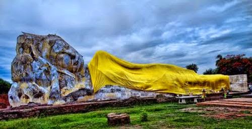 Buddha Relics On Rare Display In Sri Lanka