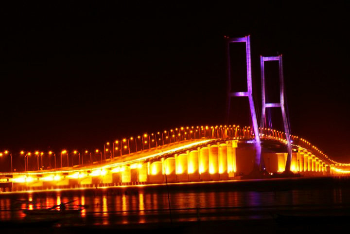 noenk CAHAYA Indahnya Jembatan  Suramadu  di Malam Hari 1 
