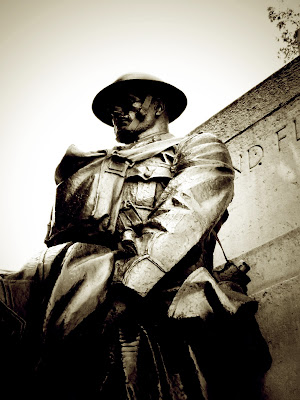 bookandacuppa, book and a cuppa, book & a cuppa, poppy, armistice, remembrance, Wilfred Owen, Dulce et Decorum Est, respect, solider, memorial, London, cenotaph, 1914, World War one, Hyde Park, black and white, statue 