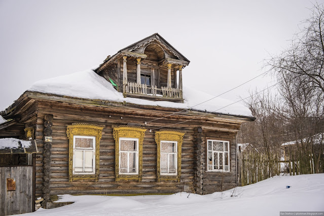 Деревянный дом с балкончиком и колоннами