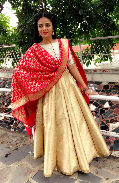 Anchor Sreemukhi in Cream Lehenga Choli at Pataas Dasara Special Episode