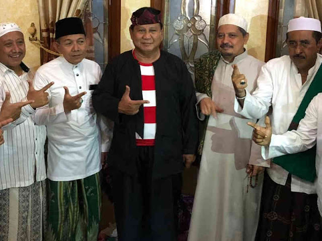 Abdul Khodir Muhammad Imam Berikan Pakaian Madura ke Prabowo
