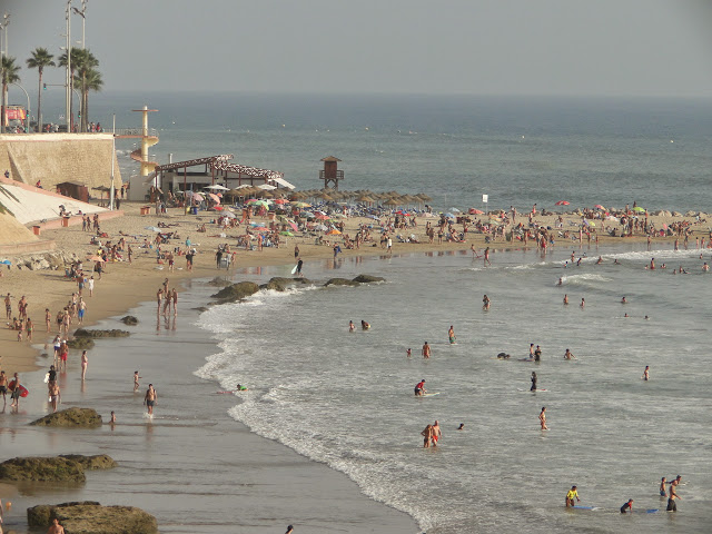 Vista aérea de la zona de baño de la playa de Santa María con muchos turistas en verano