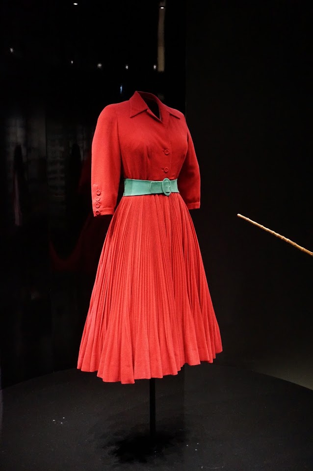 Christian Dior Diablesse , robe en lainage plissé rouge satan , ligne Corolle , automne hiver 1947
