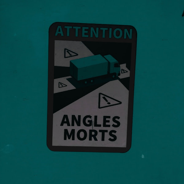 Sticker 'Attention, Angles Mort' op Italiaanse vrachtwagen