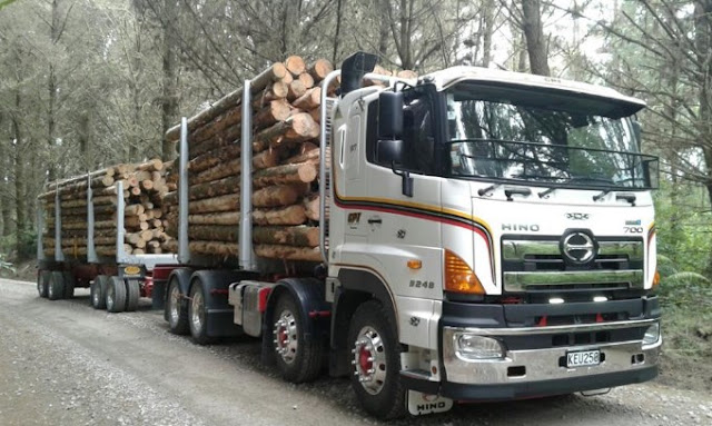 gambar truk Hino 700  4 axle