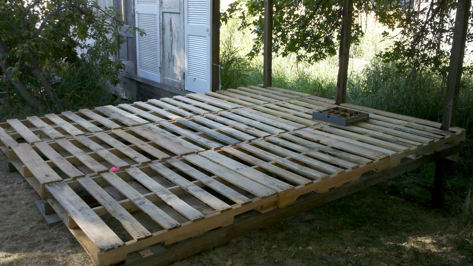 Skids and pallets in place... ready for the floor!