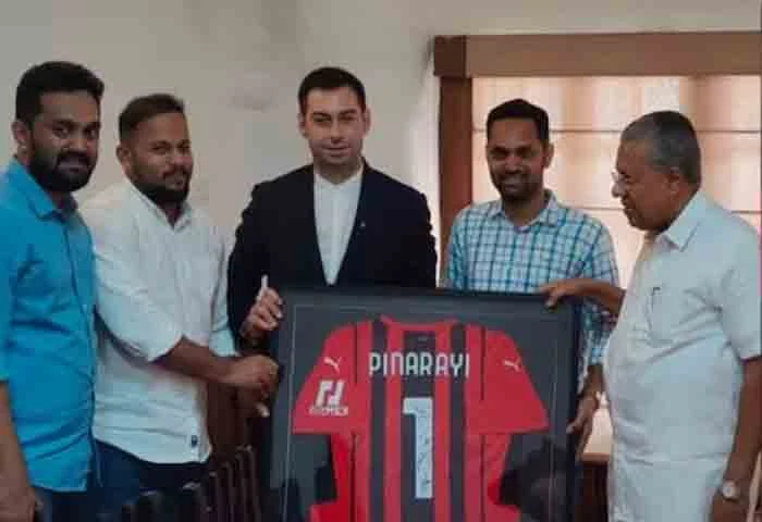 News,Kerala,State,Kozhikode,CM,Pinarayi-Vijayan,Chief Minister,Football,Sports,Top-Headlines,Latest-News, AC Milan club gift jersey for CM Pinarayi Vijayan