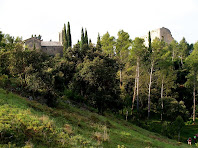 El Castell de Montbui i l'església de Santa Maria de la Tossa des de l'àrea d'esbarjo de La Tossa