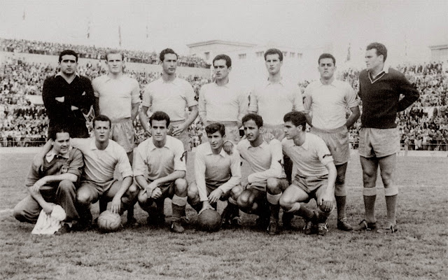 📸U. D. LAS PALMAS 📆4 mayo 1958 ⬆️Pepín, Pantaleón II, Mújica, Beneyto, Villar, Torres y Betancort (portero suplente). ⬇️Juanito Gil (masajista), Paquillo, Felo, Larraz, Silva y Macario. U. D. LAS PALMAS 3 🆚 REAL VALLADOLID DEPORTIVO 1 Domingo 04/05/1958. Campeonato de Liga de 1ª División, jornada 30. Las Palmas de Gran Canaria, estadio Insular. GOLES: ⚽1-0: 10’, Silva. ⚽2-0: 48’, Silva. ⚽3-0: 75’, Macario. ⚽3-1: 81’, Paz.