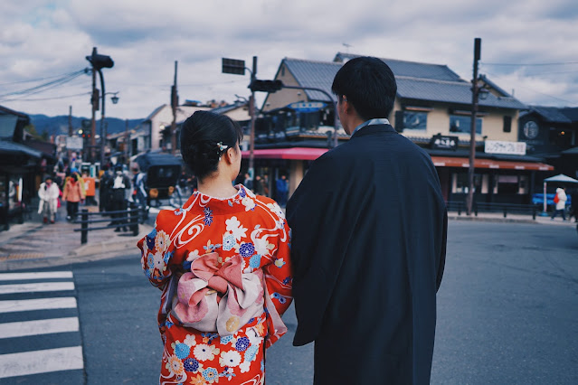 pasangan jepang mengenakan kimono