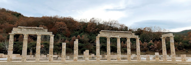 Δεκάδες χιλιάδες κομμάτια βρήκαν ξανά την πραγματική τους θέση. Με έκταση 15.000 τ.μ., το ανάκτορο που ανήγειρε στα μέσα του 4ου αιώνα π.Χ. ο Φίλιππος ο Β΄ είναι το μεγαλύτερο οικοδόμημα της κλασικής Ελλάδας.