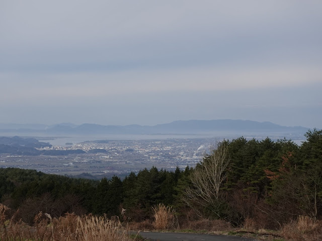 鳥取県西伯郡伯耆町丸山の牧草地　島根半島の眺望