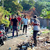 Dengan Semangat Gotong Royong, TNI/Polri, dan Masyarakat Gampong Kotafajar Dusun Mustaqim Bersihkan Sampah di Tepi Gunung Kalam Baloh