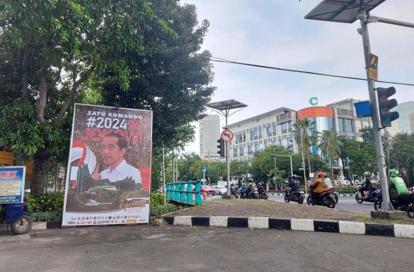 Sejumlah Baliho Besar Jokowi Bertebaran di Jalanan Surabaya, Singgung Soal 2024