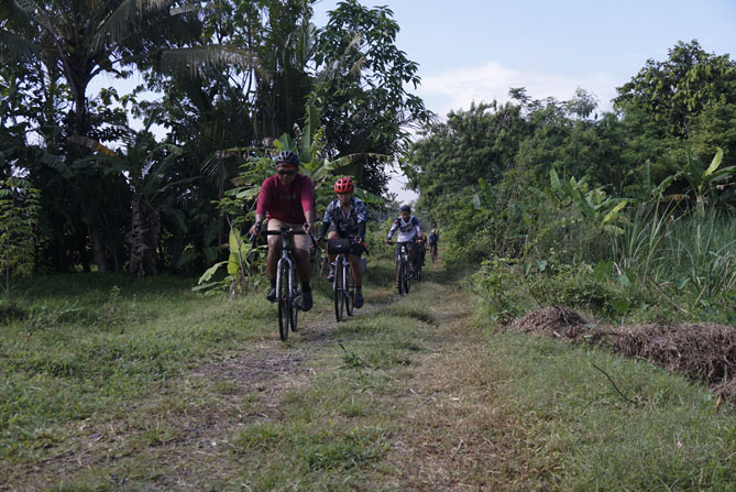 Melintasi jalur tanah lumayan panjang