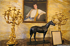 Retrato de Alva Vanderbilt en el Pasillo de Marble House, Newport