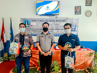 Workshop review penyelarasan kurikulum SMK TI Bali Global Badung bersama dudi menuju sekolah industri
