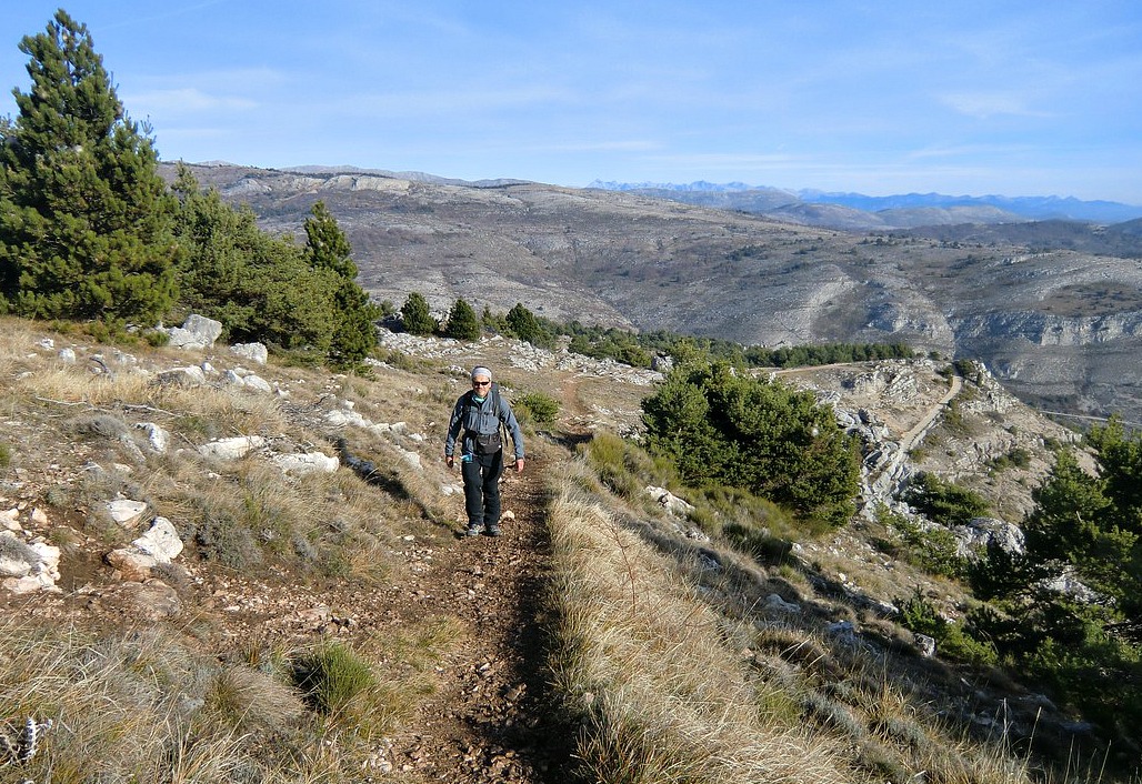 Trail-ascending-to-Haut-Montet-above-Gourdon