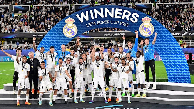 REAL MADRID C. F. Temporada 2022-23. Los jugadores del Real Madrid celebran la consecución de su 5ª Supercopa de Europa. REAL MADRID C. F. 2 EINTRACHT FRANKFURT 0 Miércoles 10/08/2022, 21:00 horas. 47ª edición de la Supercopa de Europa. Helsinki, Finlandia, estadio Olímpico: 31.042 espectadores. GOLES: ⚽ 1-0: 35’, David Alaba. ⚽ 2-0: 65’, Karim Benzema.