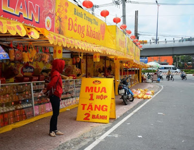 Thị trường bánh trung thu năm nào cũng mua một tặng một đống