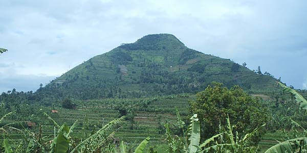 PIRAMIDA GARUT - FOTO PENAMPAKAN PIRAMIDA DI GARUT