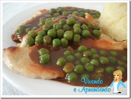 Frango com molho de cerveja e ervilhas