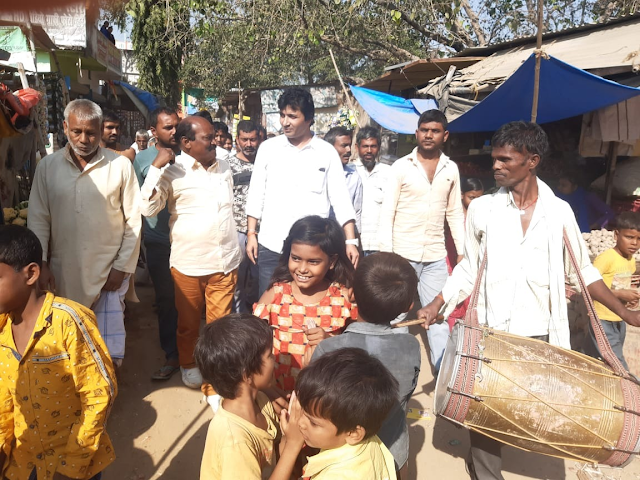 गढ़वा जिला युवा कांग्रेस अध्यक्ष  द्वारा डेढ़ सौ घरों में बिजली उपलब्ध कराने पर ग्रामीणों ने जोरदार स्वागत किया--रिपोर्ट : ब्रजेश कुमार पांडेय