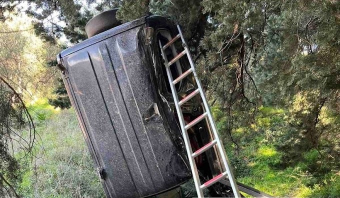 Τρομακτικό τροχαίο: Αυτοκίνητο «κρεμάστηκε» σε δέντρο