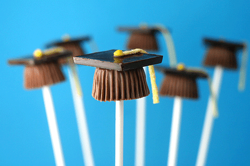 Are you hosting a graduation party? How cool are these? So, so easy ...