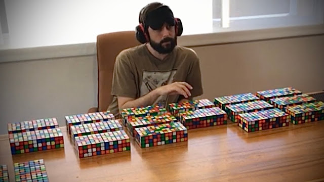 Graham Siggins dari Amerika Serikat menyelesaikan 160 rubik's cube dengan mata tertutup