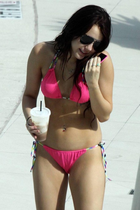 [gallery_main-1203_miley_cyrus_bikini_01.jpg]