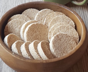 Kue sagon adalah salah satu kue tradisional Indonesia yang memiliki rasa gurih dan manis. Terbuat dari bahan-bahan seperti kelapa parut, tepung ketan, dan gula, kue sagon memiliki tekstur renyah dan aroma yang menggugah selera. Dalam artikel ini, kami akan membagikan 5 resep kue sagon yang berbeda, sehingga Anda dapat membuat variasi kue sagon yang lezat di rumah.