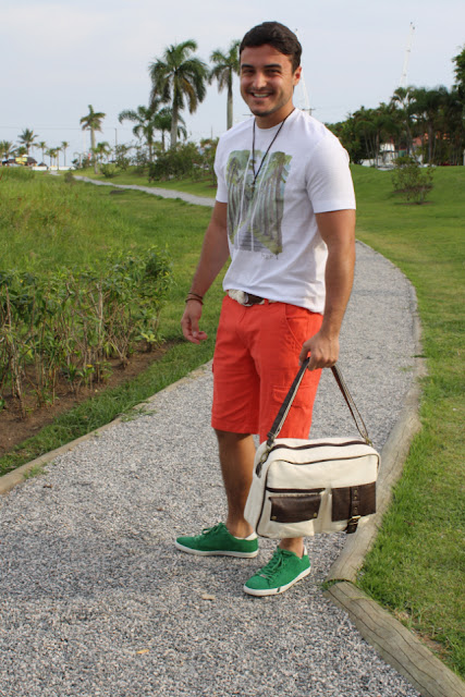 look masculino com bermuda laranja e sapato verde (1)