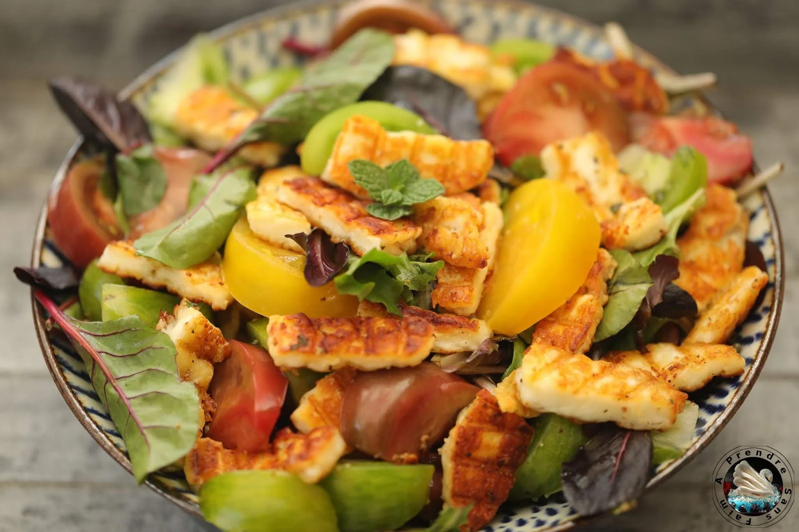 Salade d'halloumi grillé aux tomates anciennes