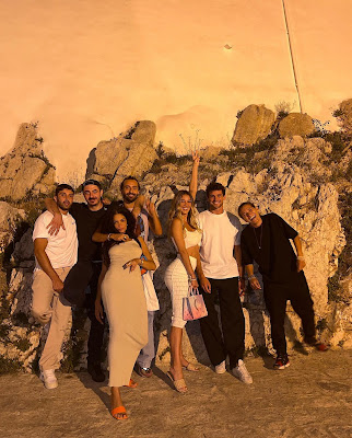 Diletta Leotta foto con gli amici a Ostuni Puglia 10 agosto 2022