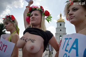 На фото: Femen на марше!