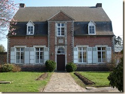 Raatshoven (Racour): pastorie, thans cultureel centrum. http://nl.wikipedia.org/wiki/Raatshoven