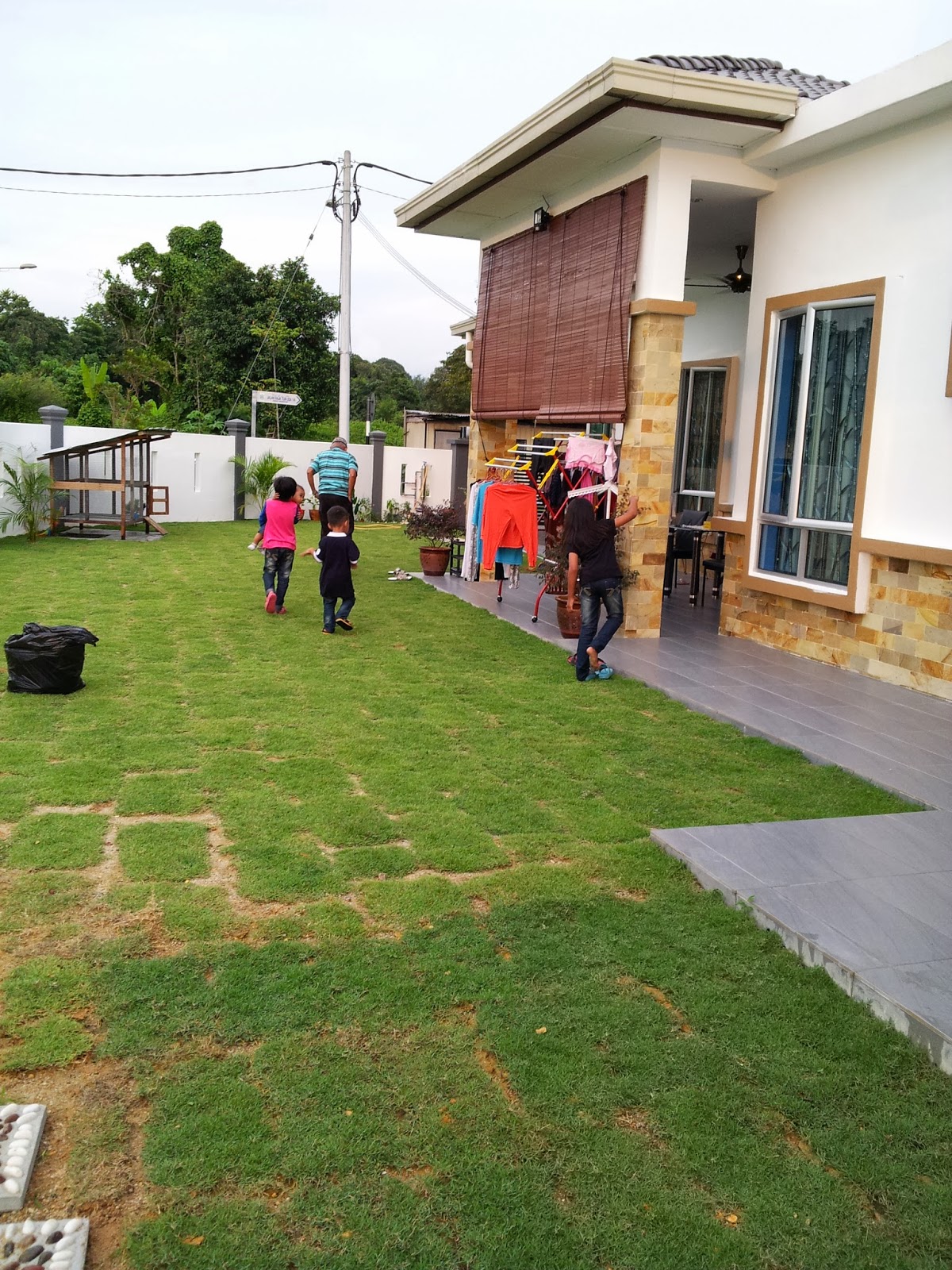 SESUCI KASIH Halaman  luar rumah  kami 