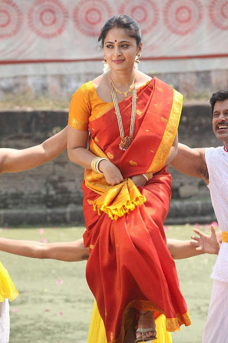 anushka in thandavam latest photos