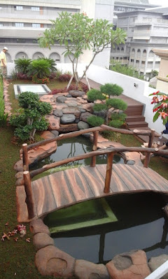 Taman dengan kolam tebing