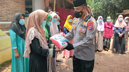 Tim Warung Jum'at Barokah Salurkan Bansos untuk Masyarakat Terdampak Covid-19