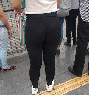 Sexi mujer marcando tanga pantalones entallados