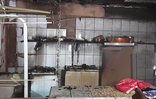 Bombeiros são acionados após botija explodir em cozinha de residência na leste da capital