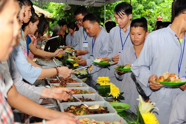 Tại sao Phật tử ăn chay không ăn hành, tỏi và mâm cỗ cúng có nên dùng tỏi không?