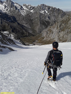 fernando calvo guia de alta montaña uiagm , escaladas al naranjo de bulnes picu urriellu, alpinismo en picos de europa