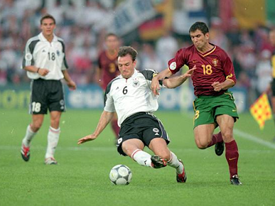 Pauleta disputa un balón en encuentro entre Portugal y Alemania